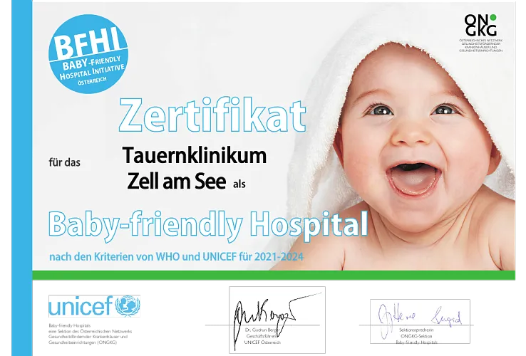Das Bild zeigt ein Zertifikat, das die Tauernklinik Zell am See als "Baby-friendly Hospital" auszeichnet, nach den Kriterien von WHO und UNICEF.