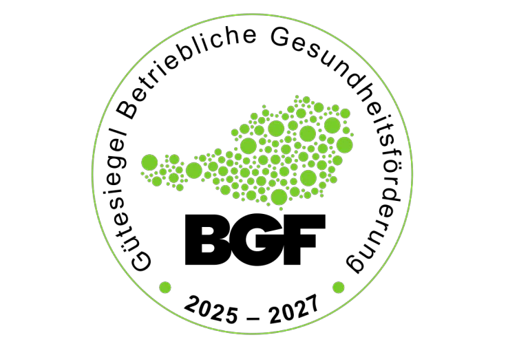 Grüner Blasenhaufen in der Mitte eines schwarzen Kreises auf schwarzem Hintergrund, erinnernd an eine abstrahierte Landkarte oder biologische Struktur.