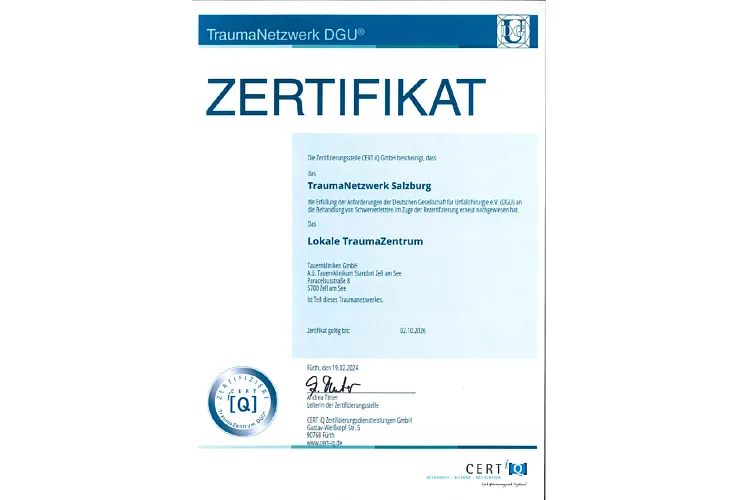 Ein Zertifikat für das TraumaNetzwerk der DGU, ausgestellt für das TraumaNetzwerk Salzburg als Lokales TraumaZentrum mit Datum und Unterschrift.