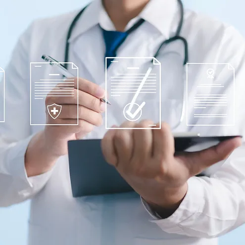 Eine:Er Arzt:Ärztin in weißem Kittel schreibt Notizen, umgeben von digitalen Dokument Symbolen. Das Bild symbolisiert den Einsatz von Technologie in der Medizin.