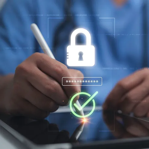 Eine Person arbeitet an einem Tablet mit einem digitalen Stift. Symbole für Sicherheit wie ein Schloss und ein Häkchen erscheinen über dem Bildschirm.