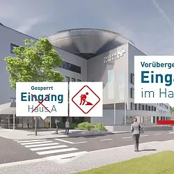 Modernes Gebäude mit beschildertem Eingang: Haus A gesperrt, temporärer Zugang durch Haus B. Menschen gehen über den Bürgersteig in Richtung Eingang.