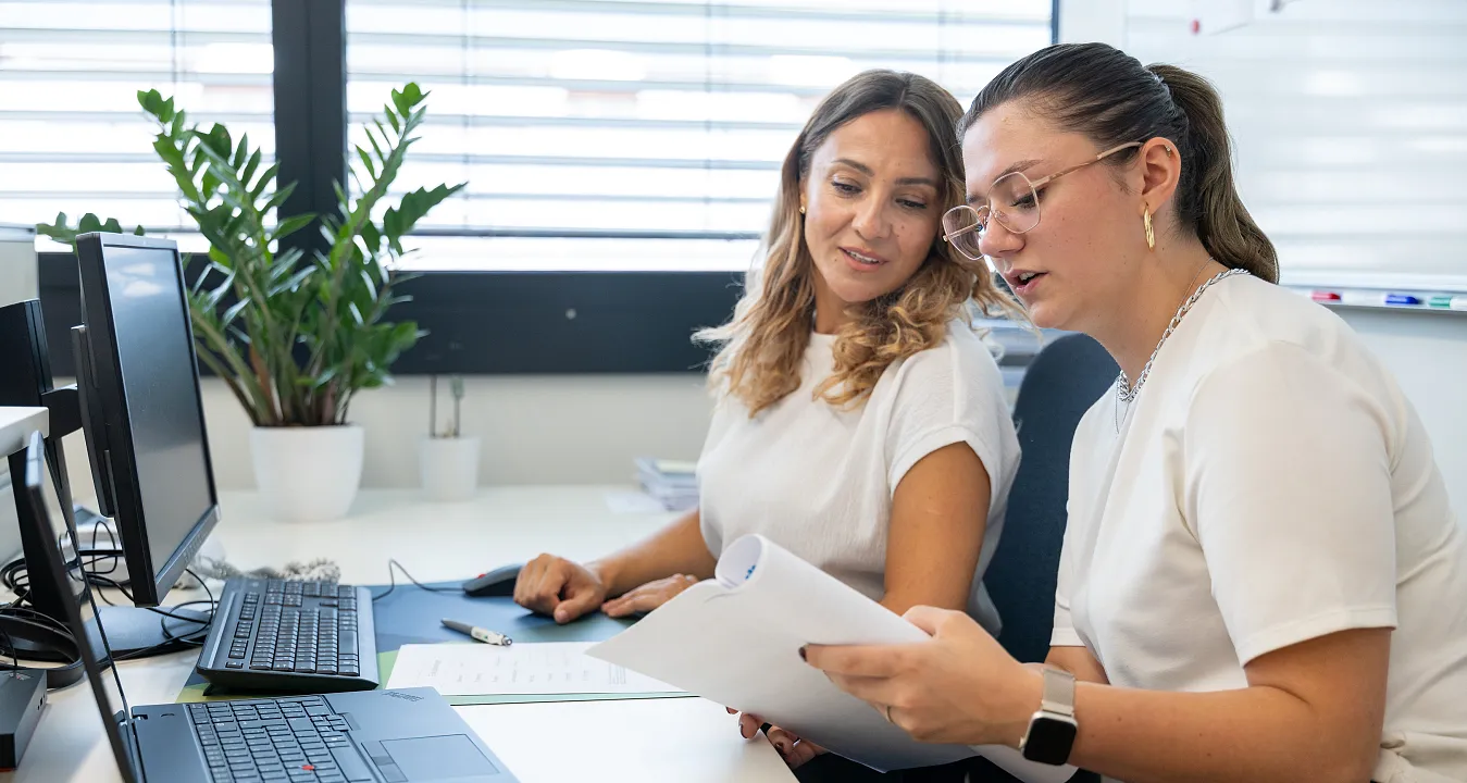 verwaltung-kollegen-buero-250703-568-a